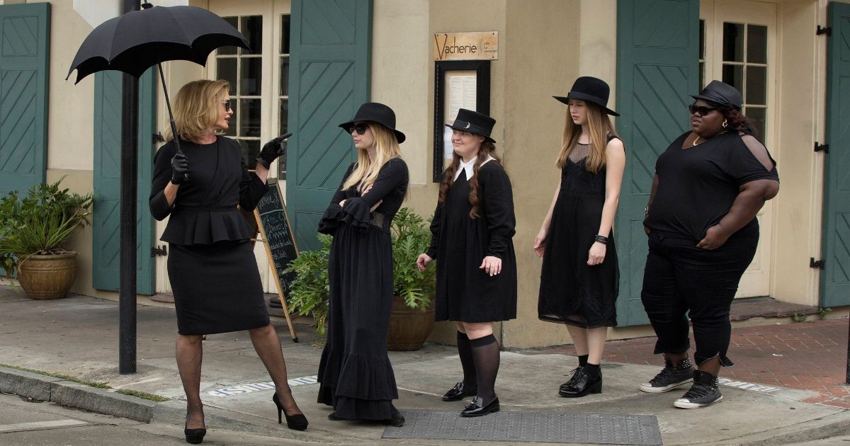 Jessica Lange, Emma Roberts, Jamie Brewer, Taissa Farmiga et Gabourey Sidibe dans American Horror Story : Coven.
