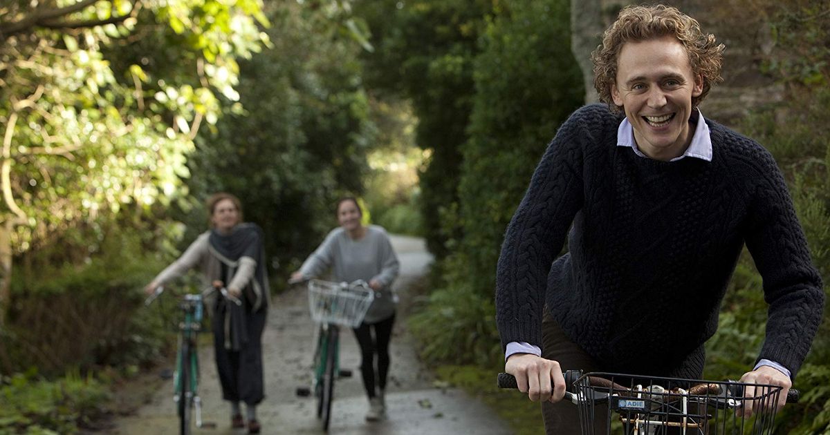 Edward anda de bicicleta na floresta do Arquipélago