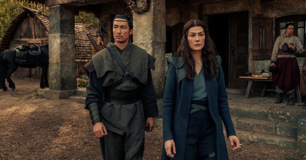 Daniel Henney e Rosamund Pike como Lan e Moiraine em A Roda do Tempo