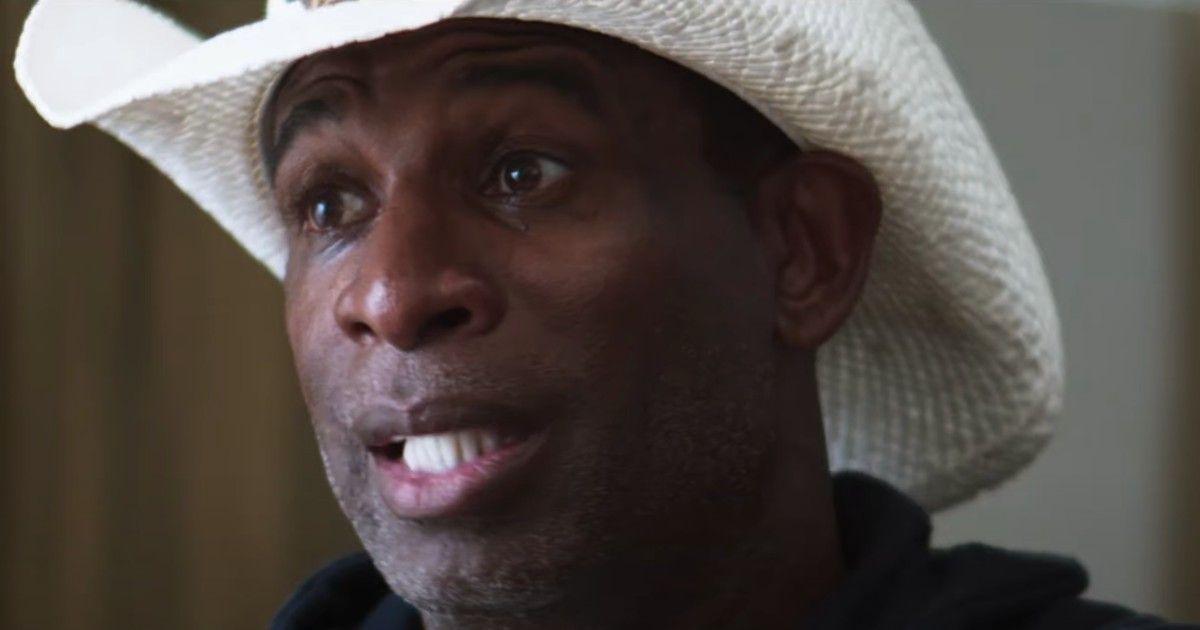 Deion Sanders usando chapéu de cowboy na série documental Coach Prime