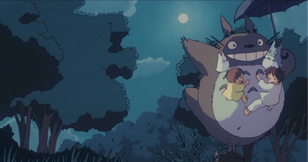 Totoro leva Satsuki e Mei voando em Meu Vizinho Totoro