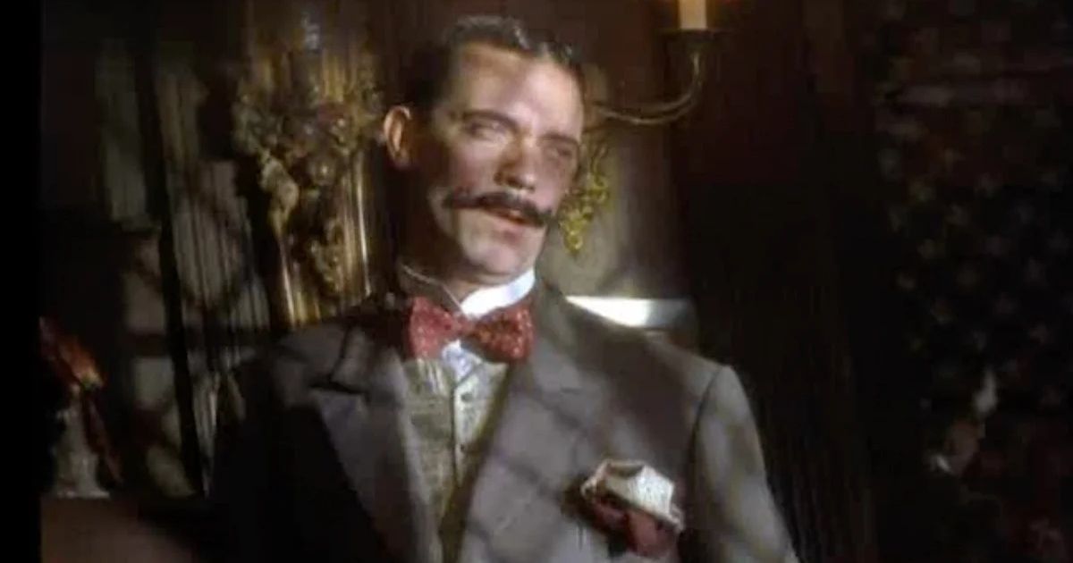 Hugh Laurie dans le rôle de Poirot dans Spice World