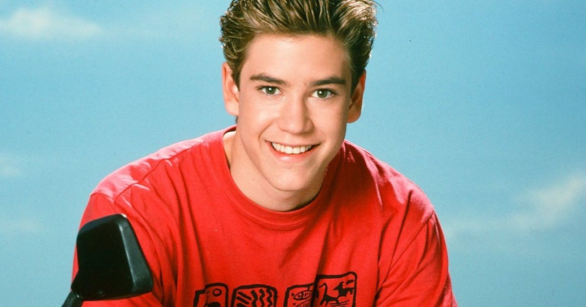 Mark-Paul Gosselaar wearing a red shirt in a promotional still for Saved by the Bell