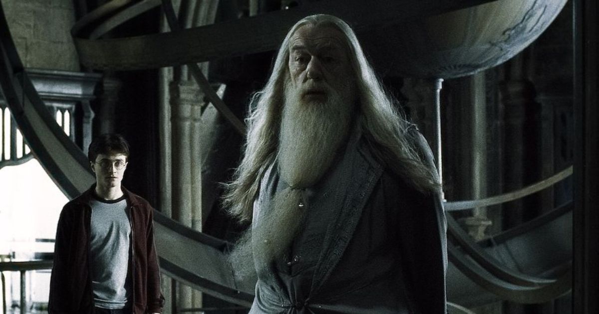 Michael Gambon como Dumbledore e Daniel Radcliffe como Harry na torre de astronomia
