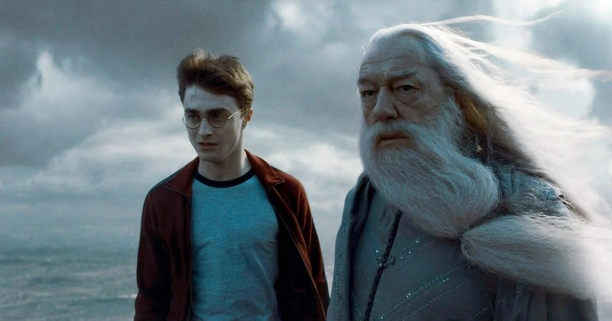 Michael Gambon como Dumbledore e Daniel Radcliffe como Harry ao vento