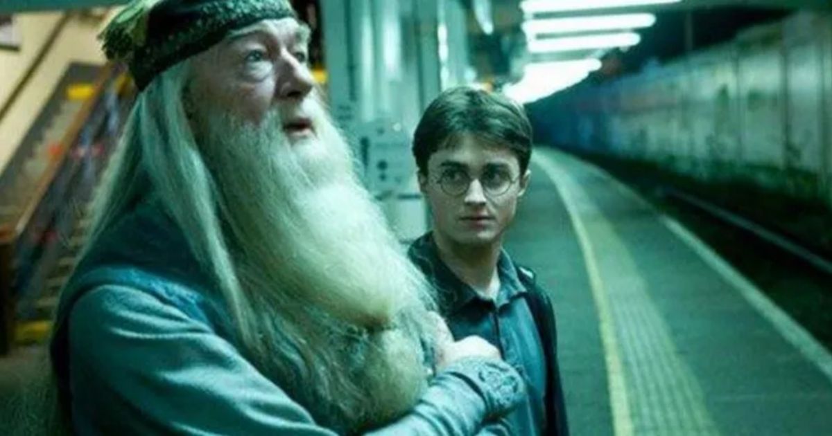 Michael Gambon como Dumbledore e Daniel Radcliffe como Harry