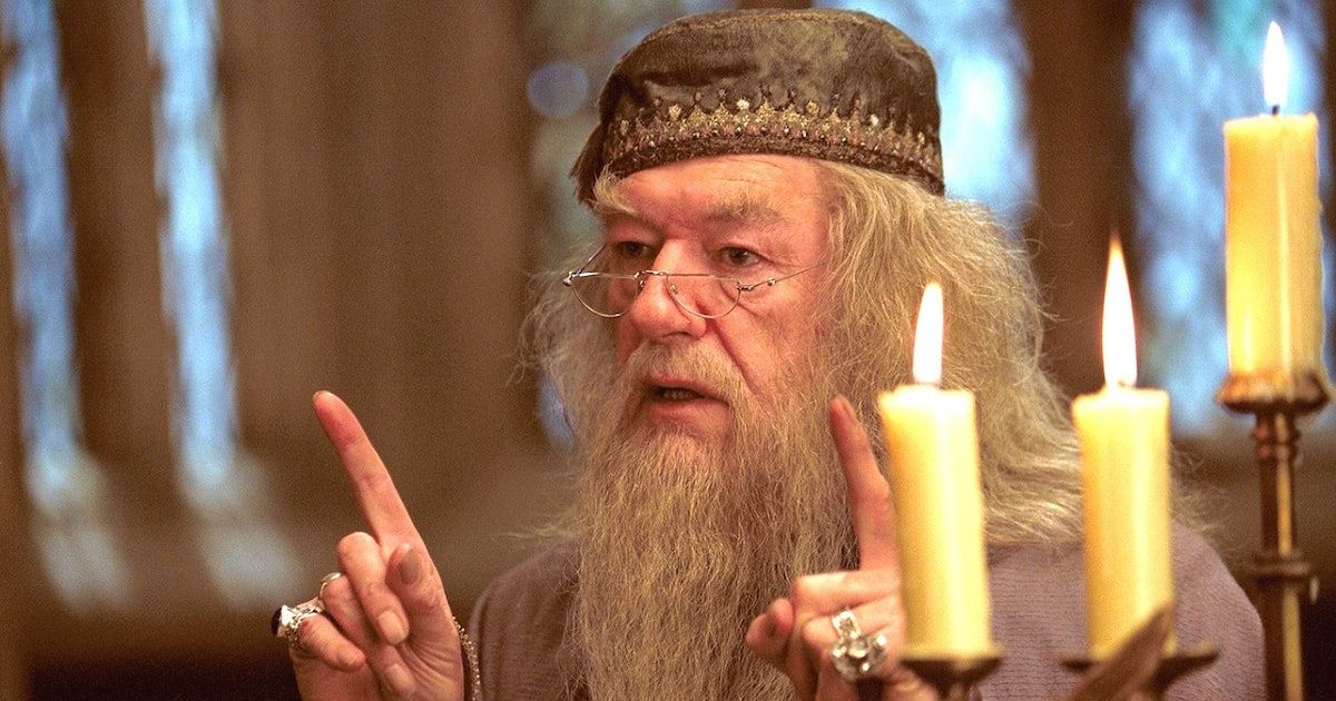 Michael Gambon como Dumbledore e algumas velas