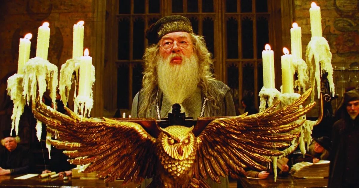Michael Gambon como Dumbledore fazendo um discurso no grande salão