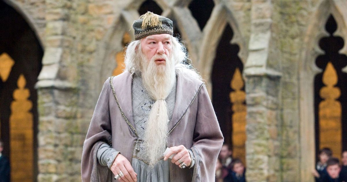 Michael Gambon como Dumbledore em um pátio