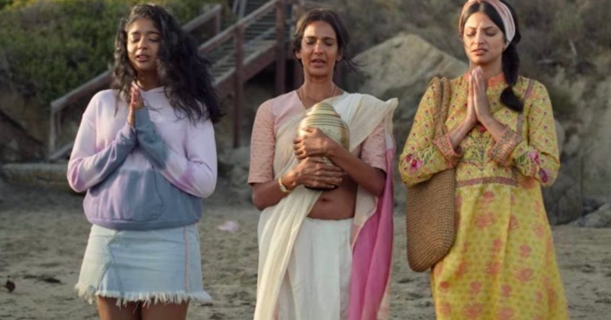 Never Have I Ever Devi espalha as cinzas de Mohan com Nalini e Kamala