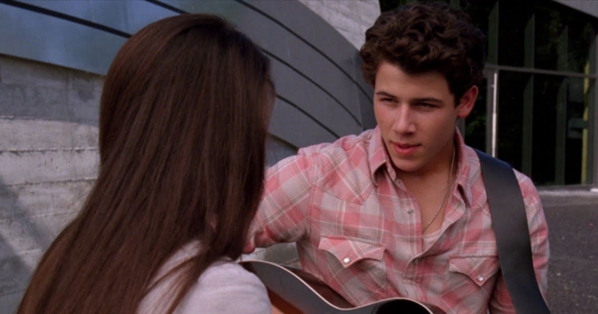 Nick Jonas com uma guitarra em Camp Rock 2: The Final Jam