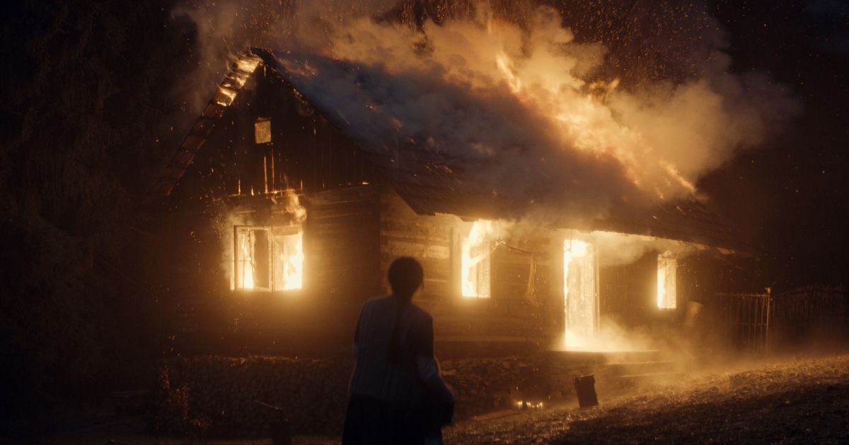 Filme Nightsiren com uma casa em chamas