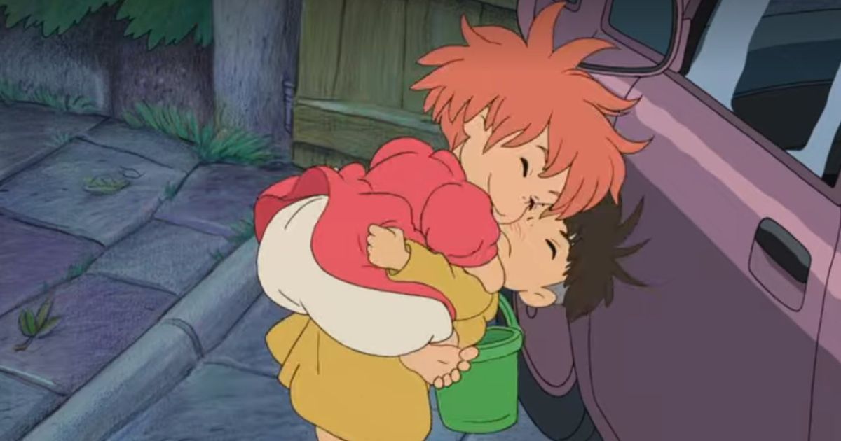 Ponyo abraça Sosuke em cena de Ponyo