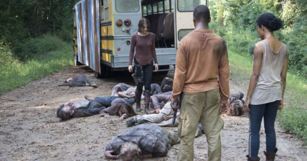 The Walking Dead Maggie Searches for Glenn in a Bus Full of Walkers