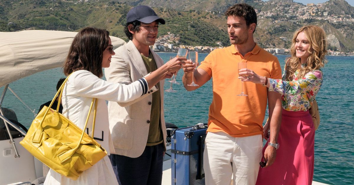 Convidados compartilham vinho em um barco no The White Lotus