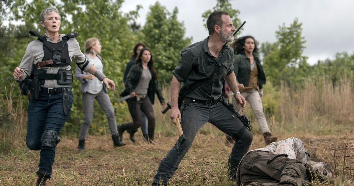 Rick fica ao lado de um andador em The Walking Dead