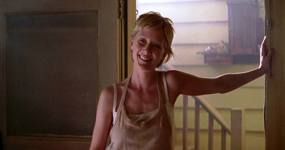Anne Heche wearing an apron leaning against a wall in I Know What You Did Last Summer