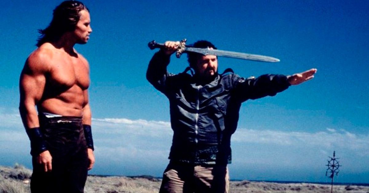 Fotograma del documental Milius (2013) con Arnold Schwarzenegger y John Milius empuñando espadas en el set de Conan 