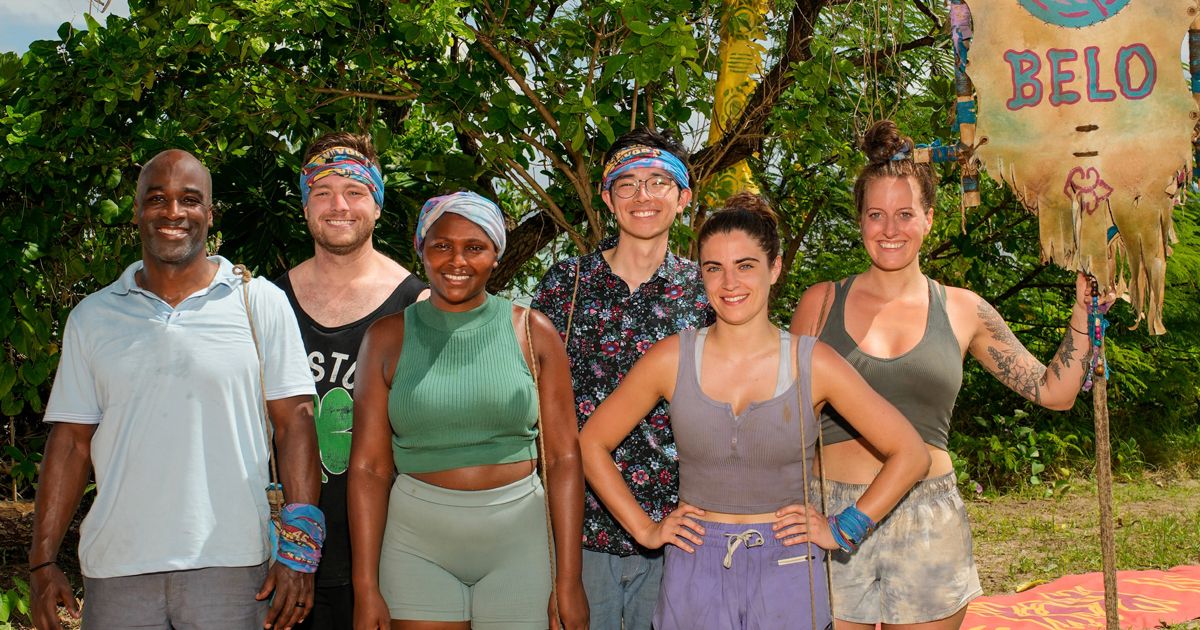 A Tribo Belo do Survivor Season 45, todos vestindo suas roupas azuis e verdes, posando para uma foto na praia de Fiji.