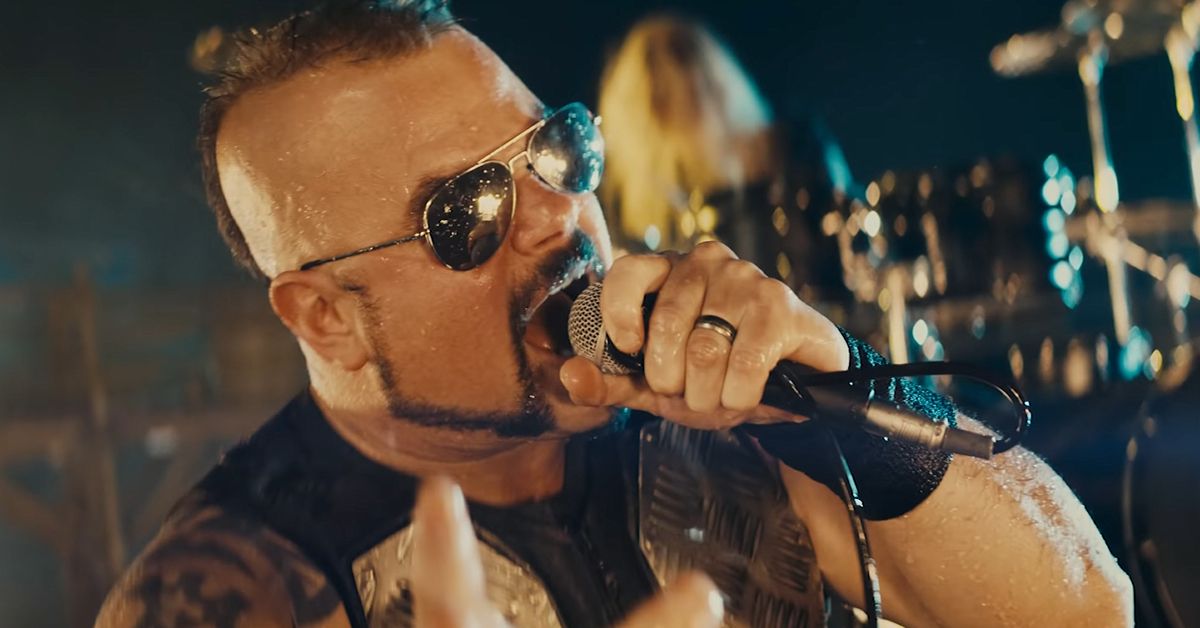 Joakim Brodén do Sabaton no videoclipe de Race To The Sea