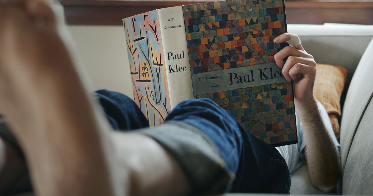 Ken August Meyer lendo sobre Paul Klee em Angel Applicant