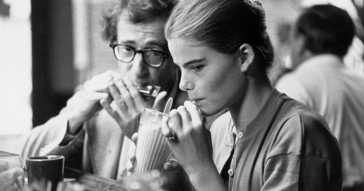 Woody Allen e Mariel Hemingway em restaurante em Manhattan