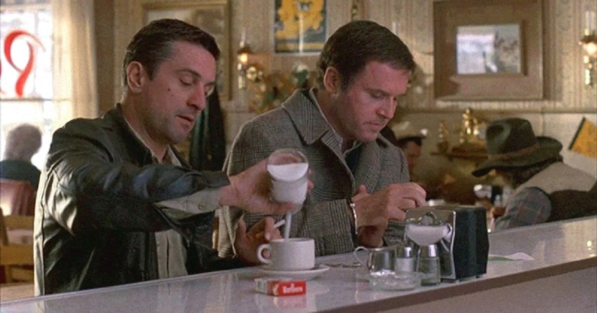 Robert De Niro servindo creme em seu café em uma lanchonete ao lado de Charles Grodin em Midnight Run