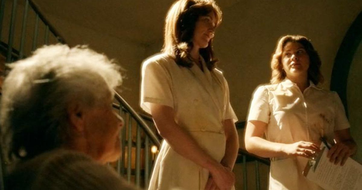 Maya Rose Berko e Kristen Rakes como Miranda e Bridget em American Horror Story: Roanoke