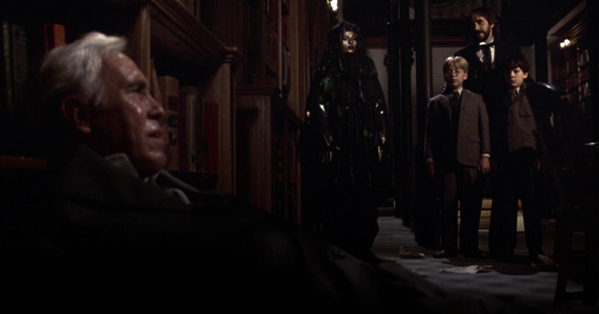 Dark instruindo a bruxa da poeira a machucar o avô de Will em Something Wicked This Way Comes