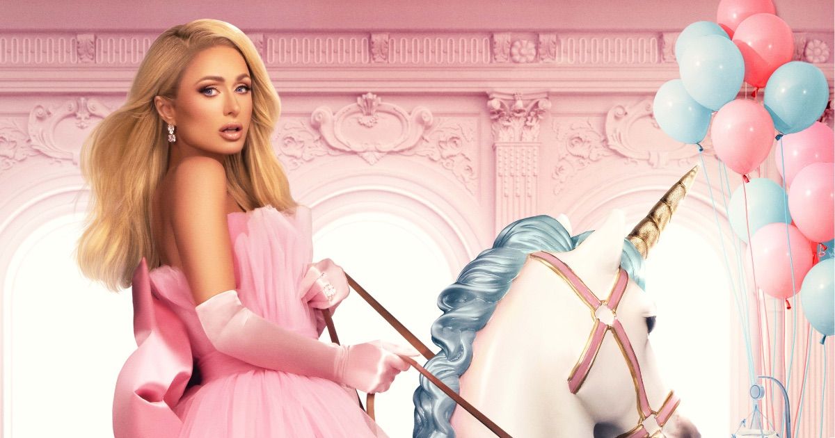 Paris Hilton montando um unicórnio em um vestido rosa em Paris Apaixonada.