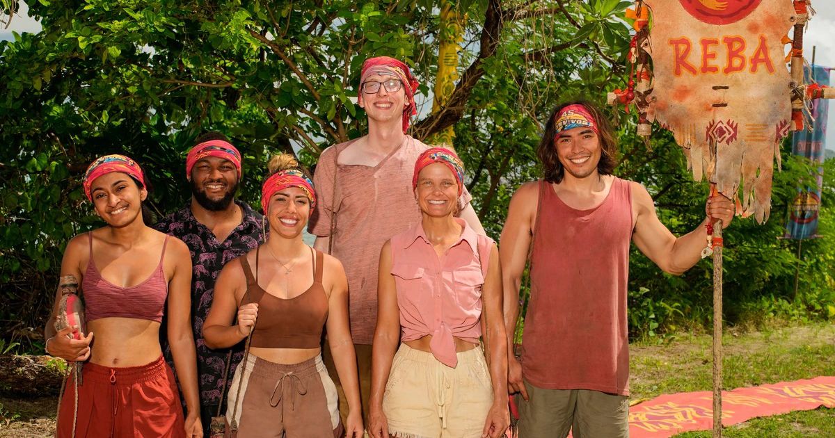 A Tribo Reba do Survivor Season 45, todos vestindo suas roupas vermelhas, posando para uma foto na praia de Fiji.