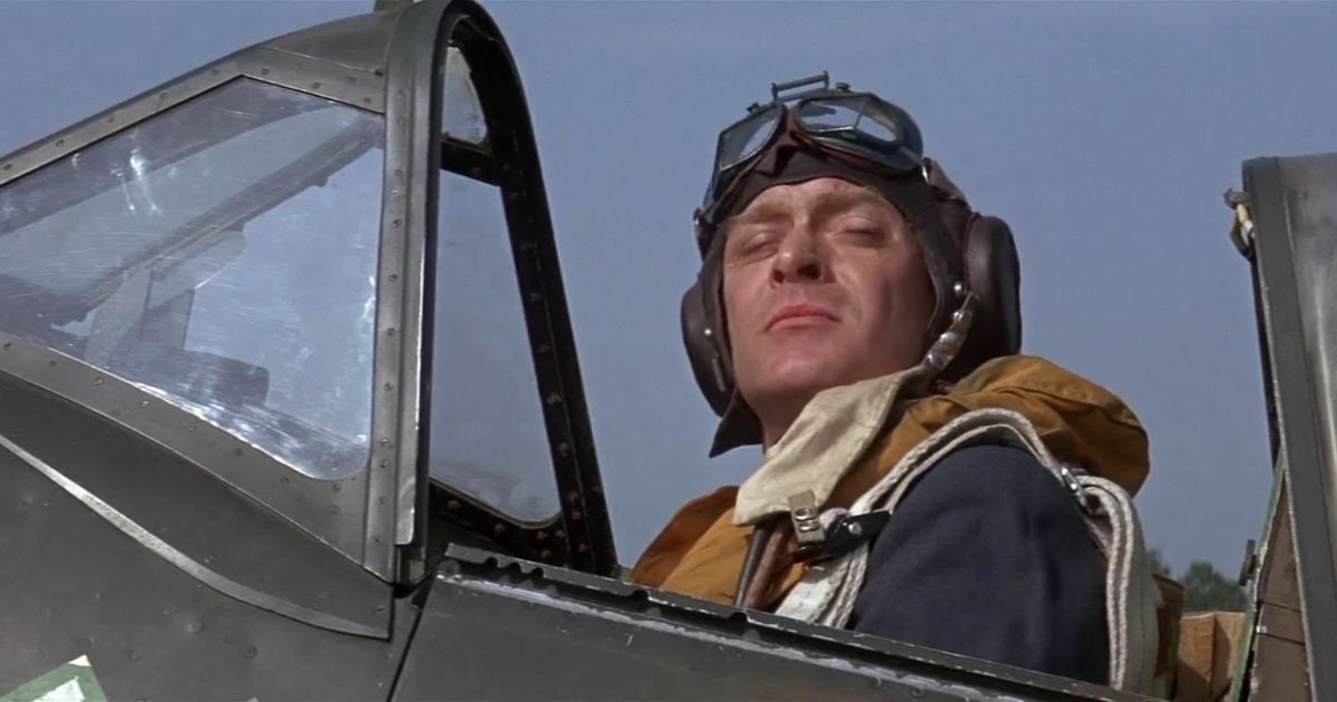 Um piloto britânico está sentado na cabine de um avião de combate.