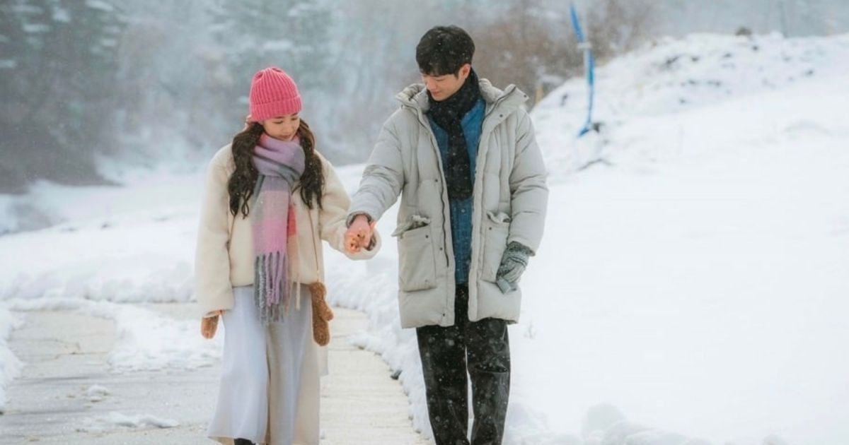 Park Min-young and Se Kang-joon in When the Weather Is Fine