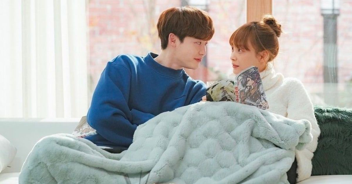 Lee Jong-suk and Lee Na-young in Romance Is a Bonus Book