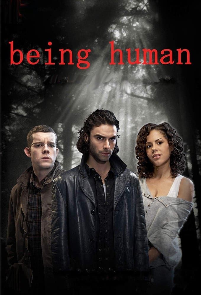 Russell Tovey como George Sands, Lenora Crichlow como Annie Sawyer e Aiden Turner como Mitchell na floresta com o luar passando pelas árvores em Being Human.