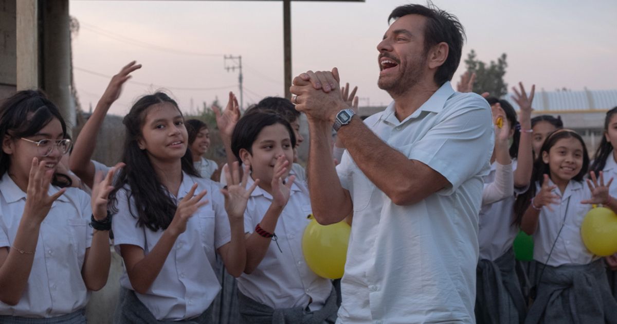 Eugenio Derbez cheering and clapping with the kids of Radical outside their school (2023)