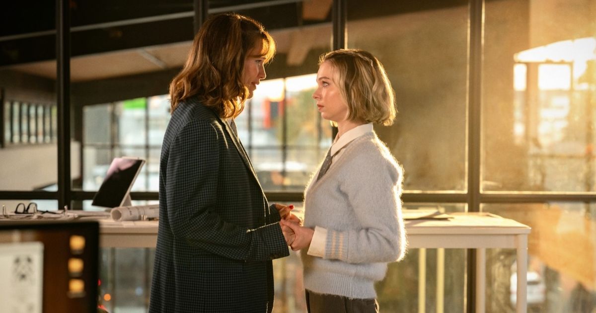 Jennifer Garner como Jess e Emma Myers como CC conversando em um prédio comercial em Family Switch