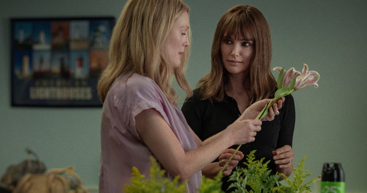 Julianne Moore e Natalie Portman arrumam flores em maio dezembro