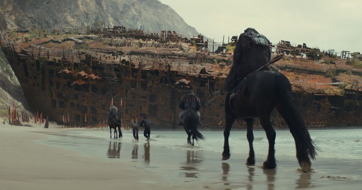 Macacos andando a cavalo perto de um oceano com um navio quebrado na frente deles em O Reino do Planeta dos Macacos