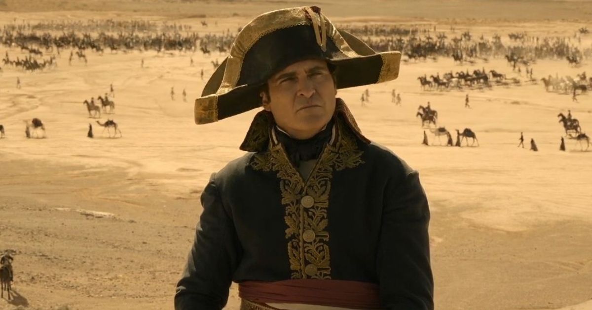 Joaquin Phoenix como Napoleão em um deserto em Napoleão