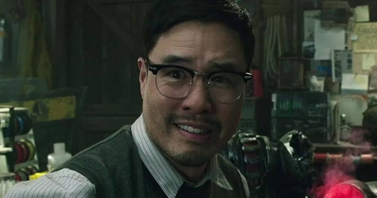 Dr. Shin sorri em seu laboratório em Aquaman