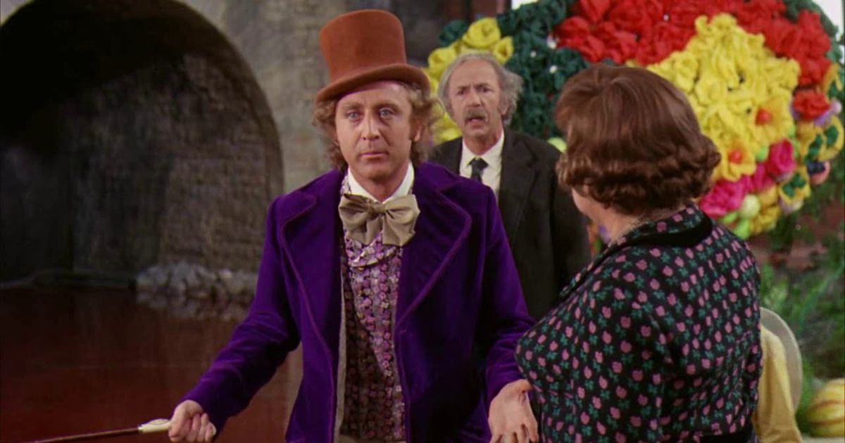 Willy fica ao lado da Sra. Gloop em Willy Wonka e a Fábrica de Chocolate