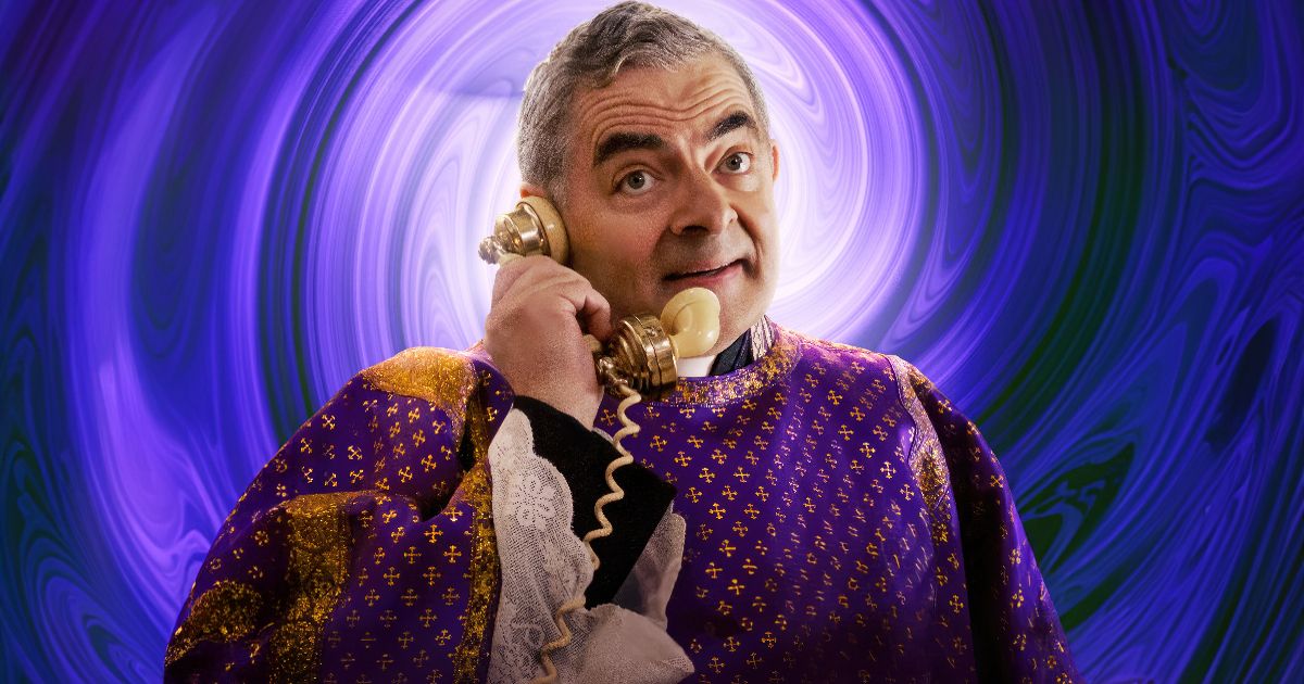 Rowan Atkinson dans le rôle du père Julius parle au téléphone sur une affiche de Wonka