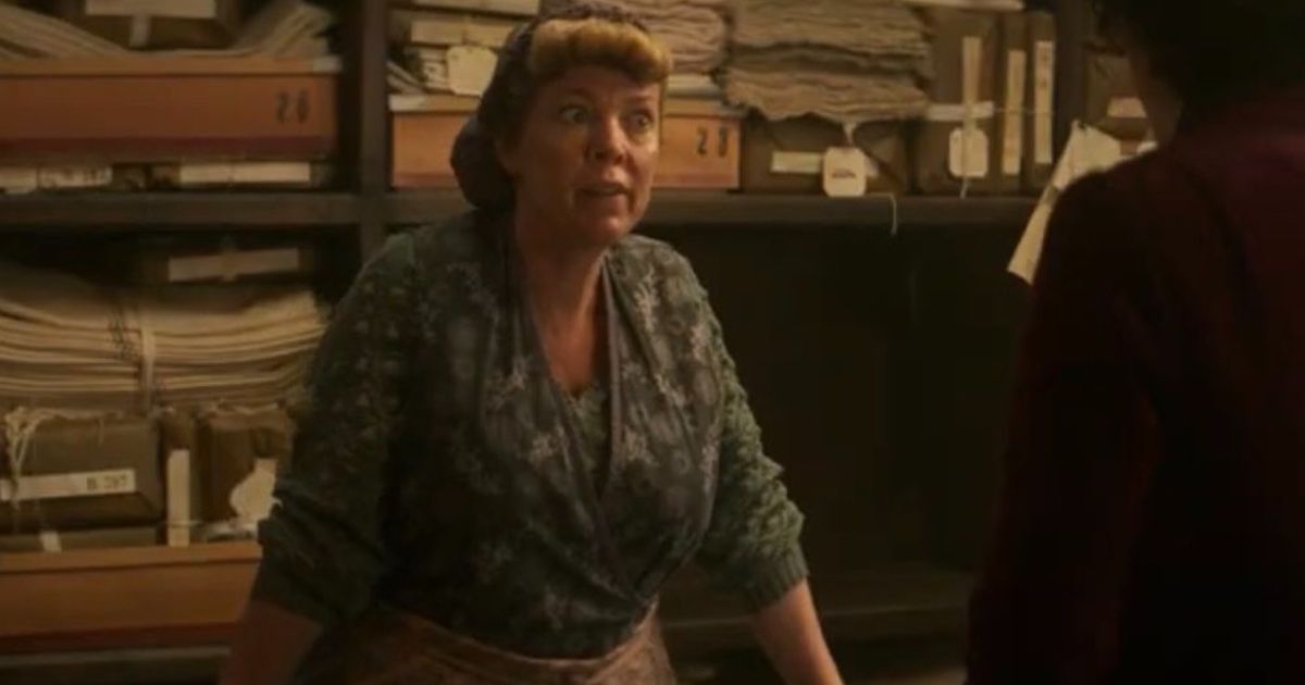 Olivia Colman dans le rôle de Mme Scrubbit se tient derrière un comptoir à Wonka