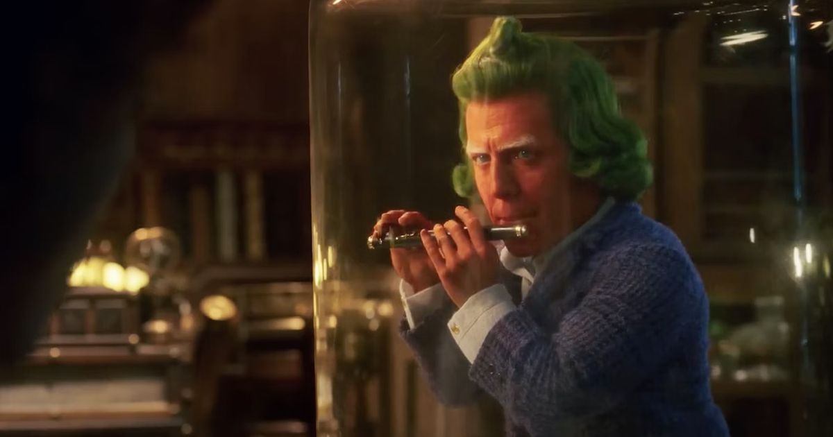 Hugh Gran dans le rôle de Lofty joue de la flûte dans Wonka