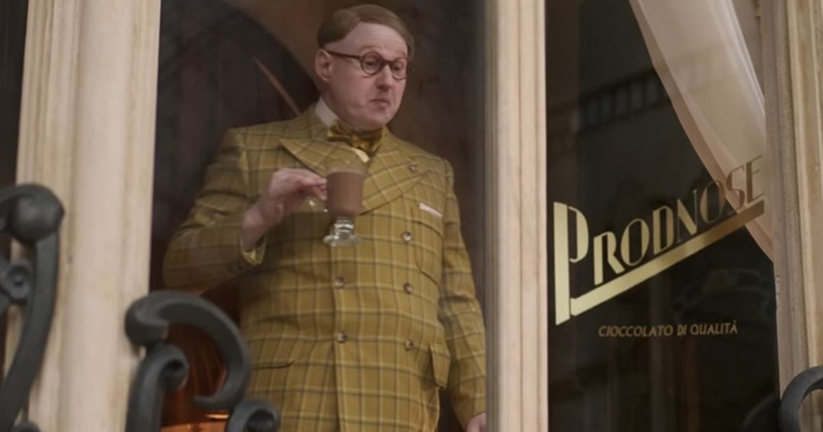 Matt Lucas dans le rôle de Prodnose se tient dans une fenêtre à Wonka