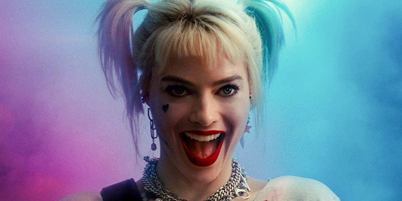 Aves de Rapina Harley Quinn com fumaça colorida atrás de seu sorriso