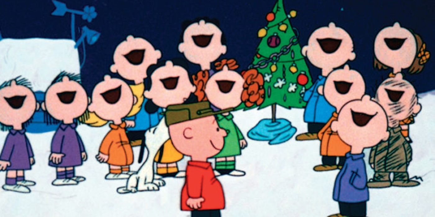 Um grupo de crianças canta alegremente perto de uma árvore de Natal em A Charlie Brown Christmas