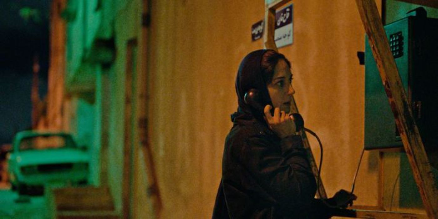 Zahra Amir Ebrahimi as Rahimi, using a payphone in Holy Spider