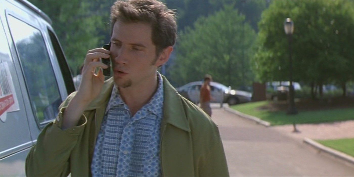 Jamie Kennedy on phone by van in Scream 2 (1997)